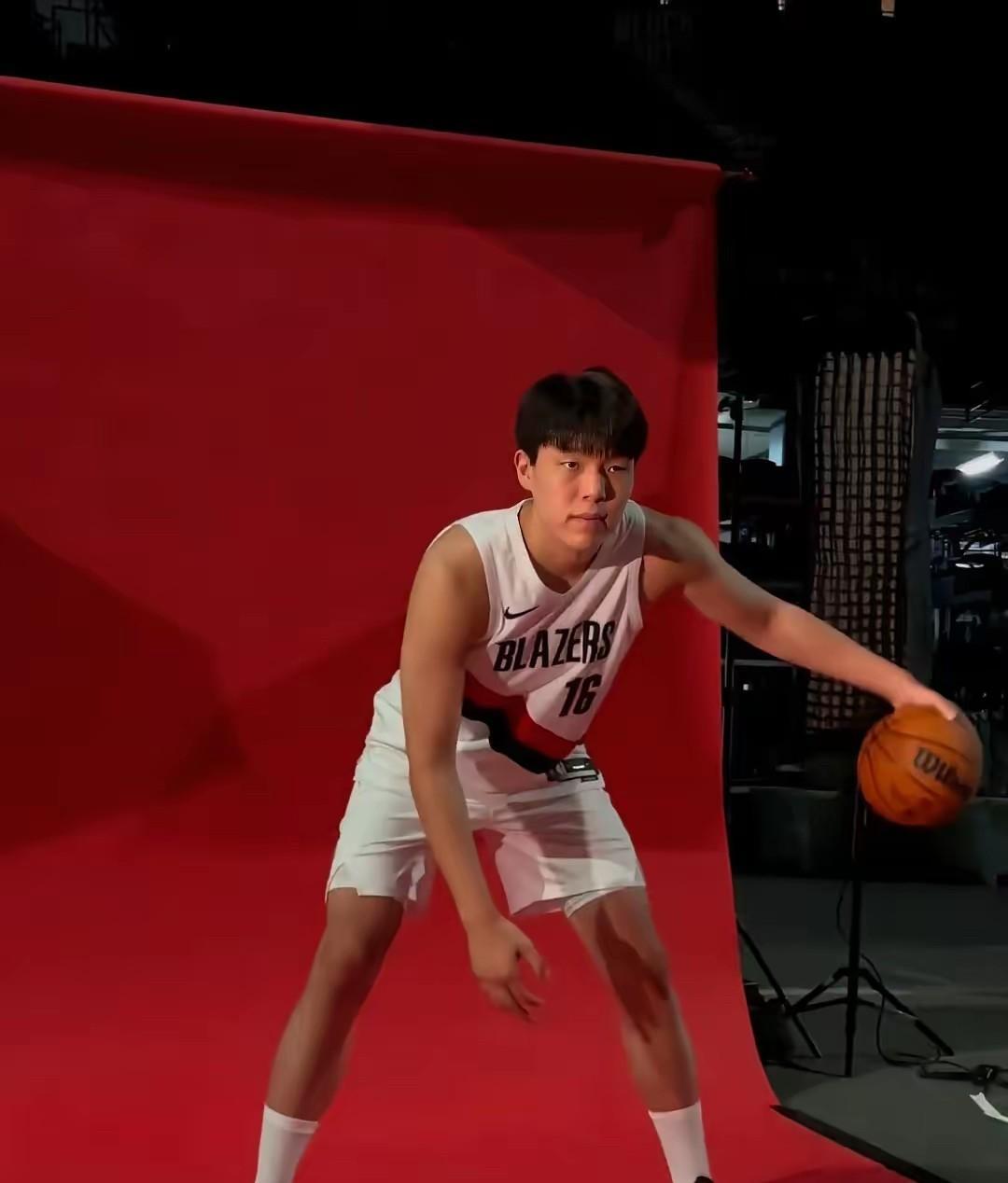 杨瀚森没来观光，是来交作业的。
三场夏联，12分钟干出全队最高+5.3效率，防守