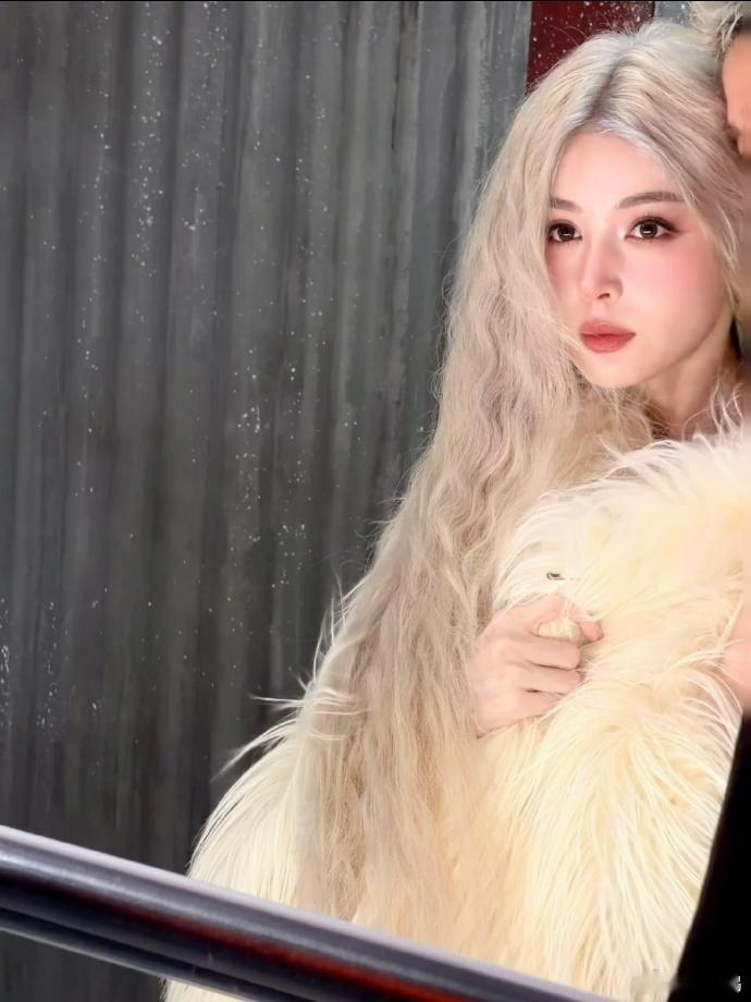 王亚飞给娜扎化的红秀杂志妆 被娜扎的红秀封面狠狠戳中！王亚飞精准放大了她的浓颜特