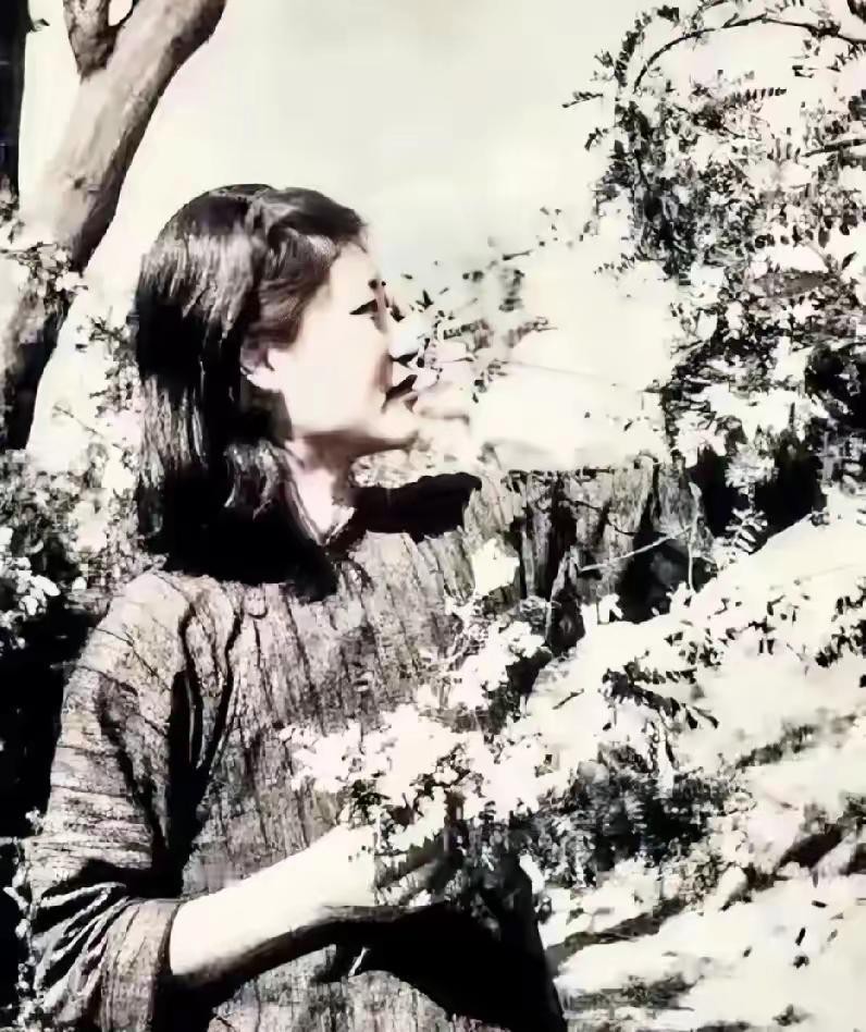 新四军第一美女李又兰，年轻时的留影惊艳了岁月。清秀高雅，美得不可方物，后来更是成