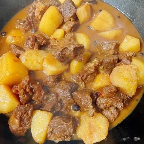 #记录我的2023# 
#十月美食录# 
牛肉炖土豆可以说是一道非常好吃的家常菜