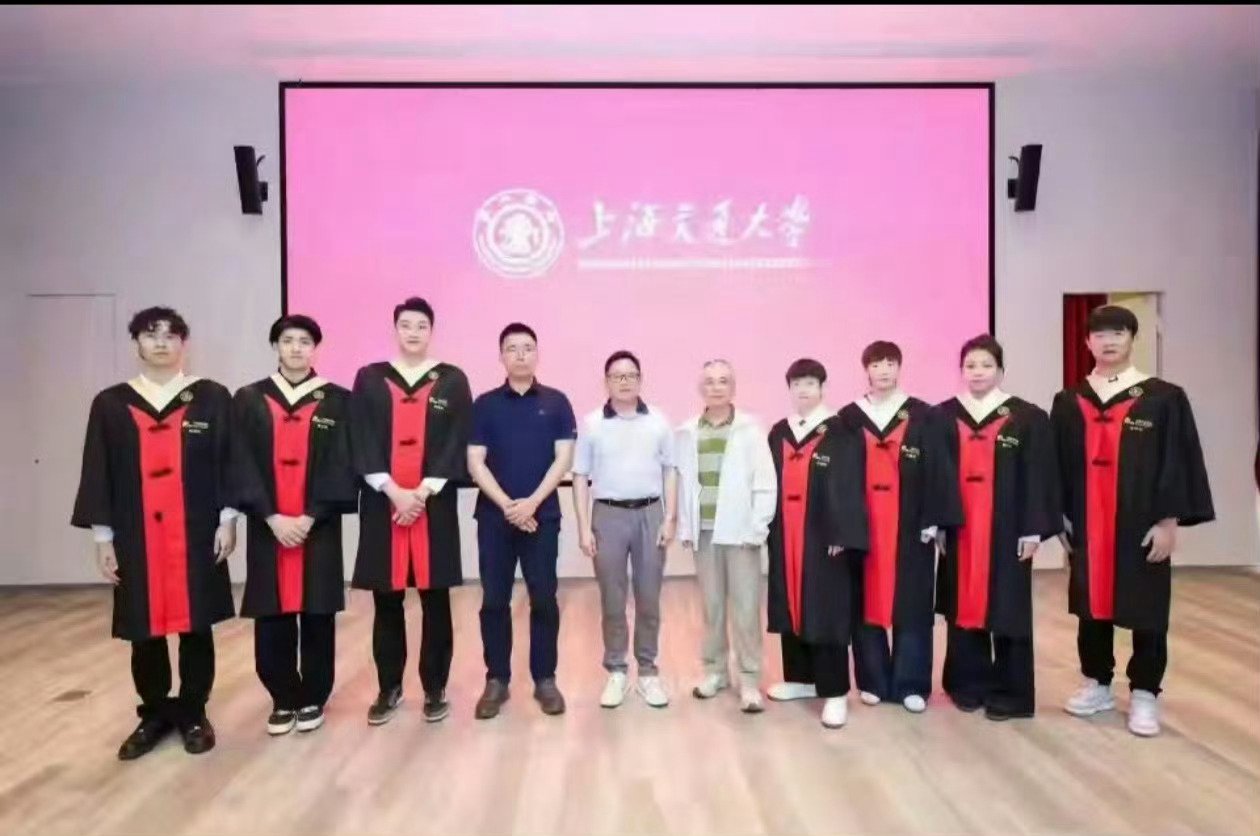 王曼昱上海交通大学毕业 王曼昱 上海交通大学 毕业合影📷毕业快乐！前程似锦！?