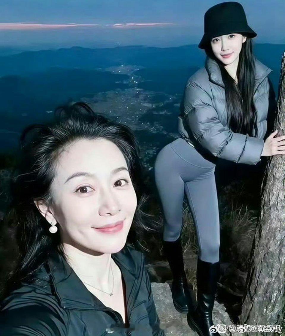母女一起爬山，谁能分清谁是妈妈谁是女儿 ​​​