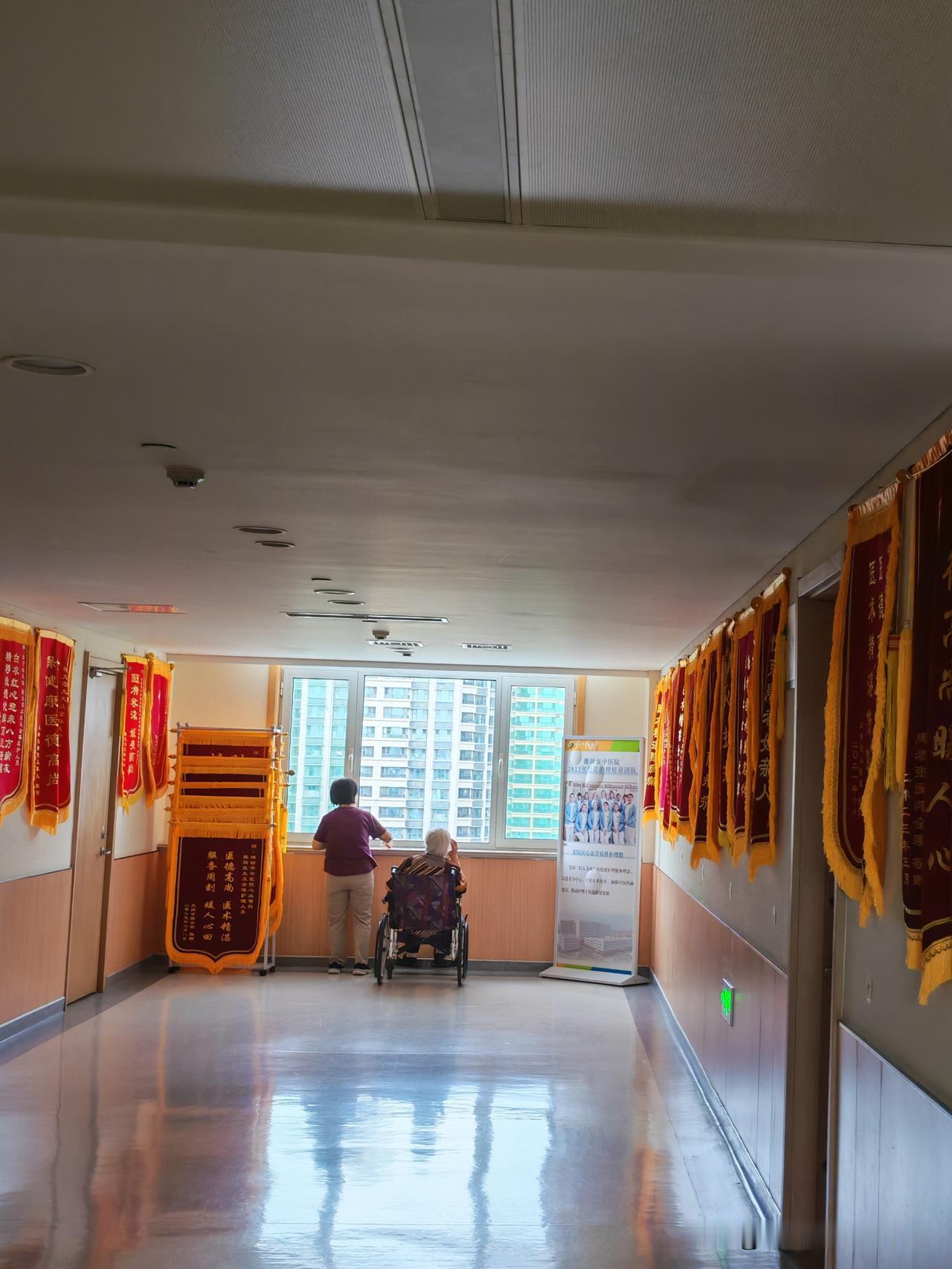 “医院病房里是最能见证人心的地方”。

这话一点也不假。

下图中，这母女俩的对