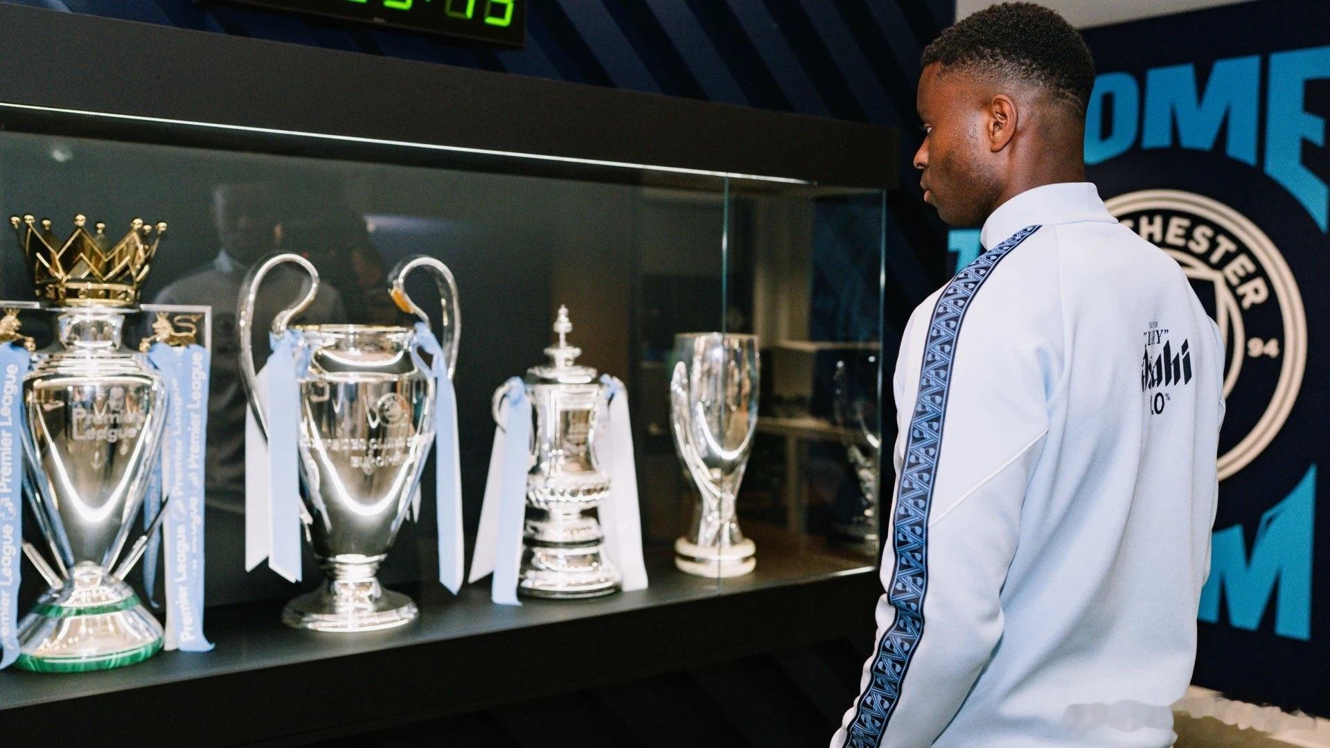 “顶级后卫。感谢俱乐部把他带到球队。”瓜迪奥拉谈及马克·格伊加盟曼城。格伊加盟曼