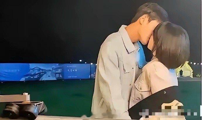 终于明白为什么现在的电视剧只拍上半身，看了花絮实在是太尴尬了…… ​​​