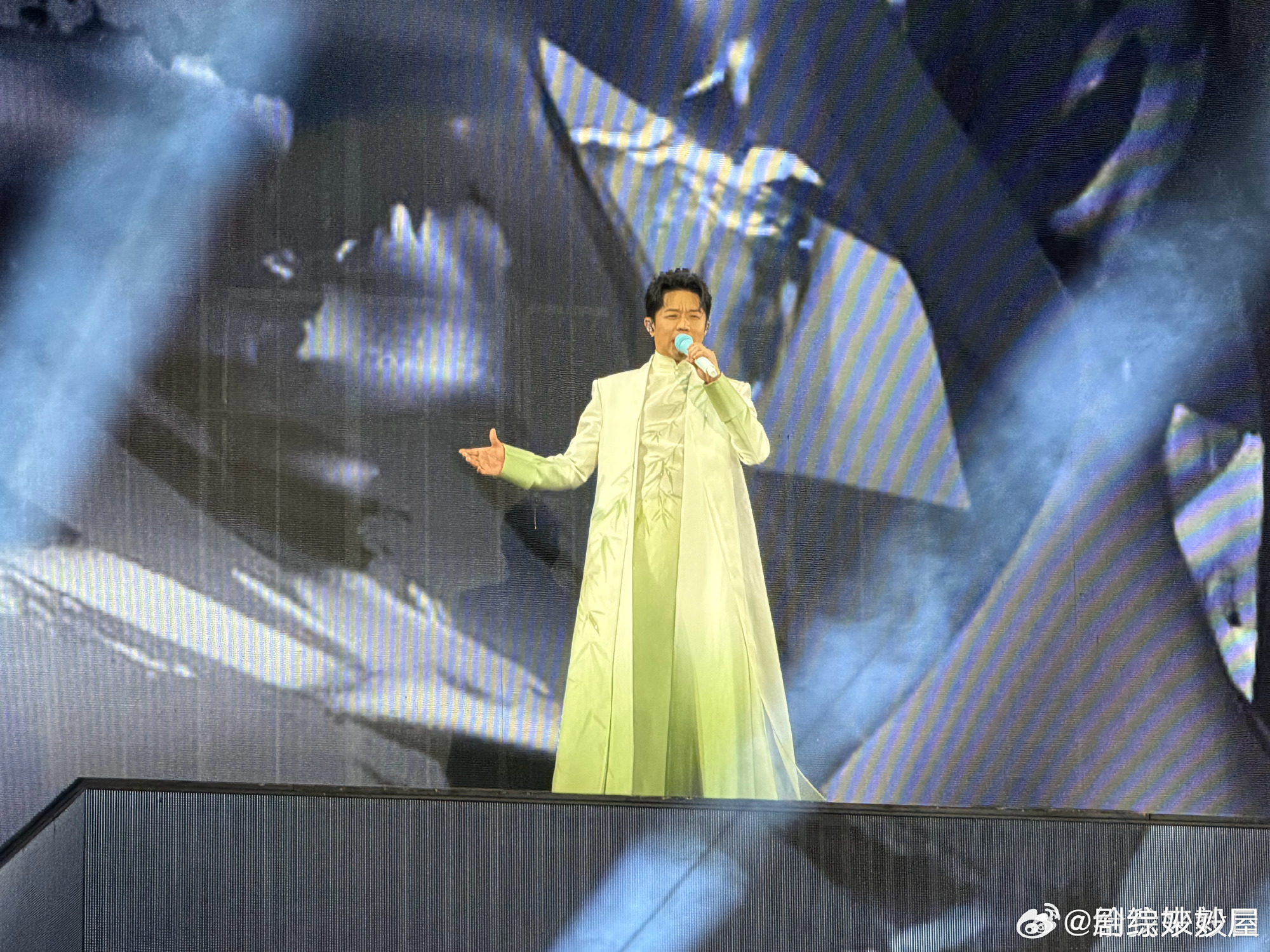 曾毅是不是拿一半的钱心里过意不去？玲花在台前放声唱，他词没几句，闲着便在后面给玲