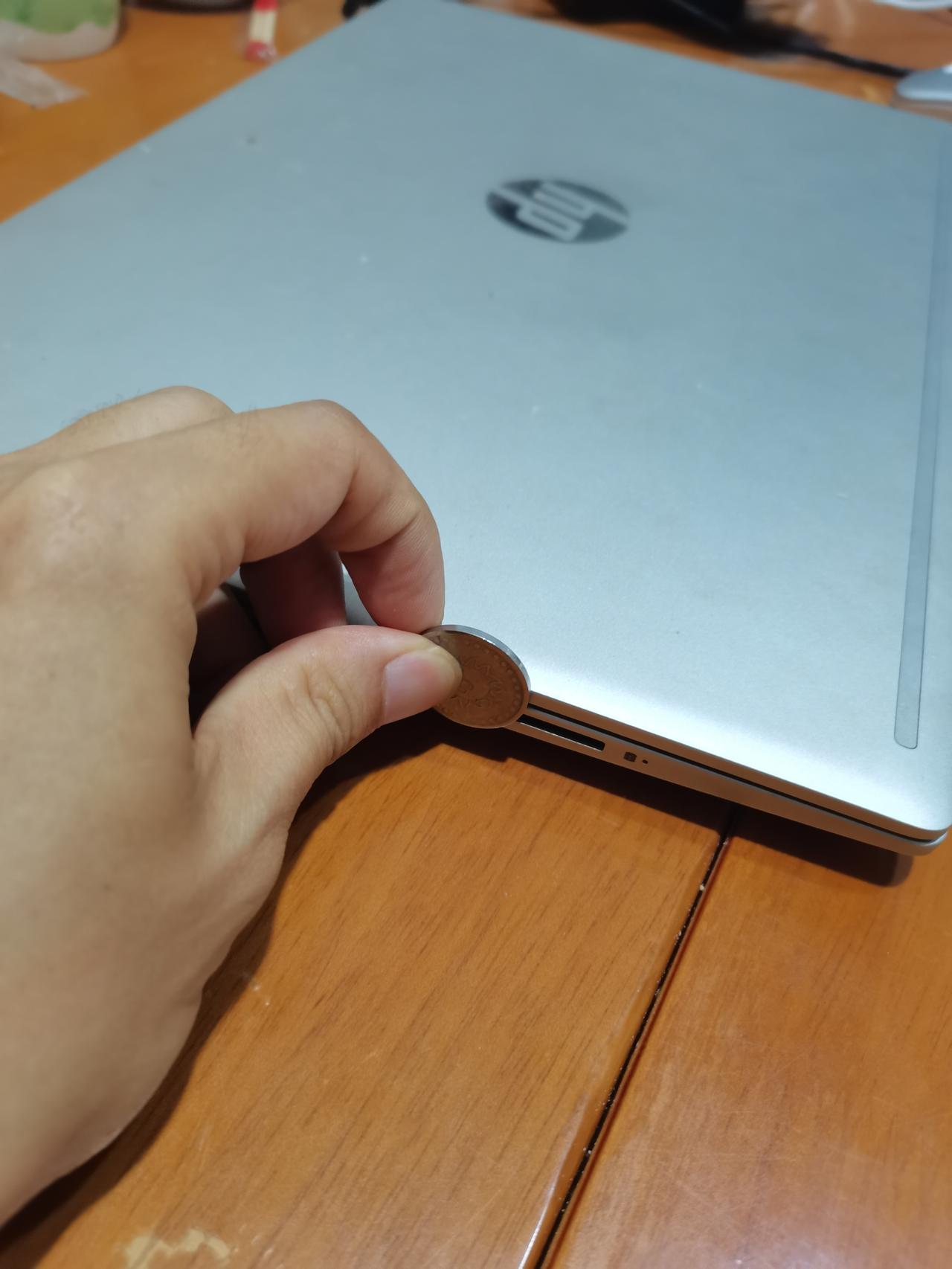 笔记本电脑比硬币还薄！媳妇刚买了一台笔记本电脑，花了将近一个小目标，原本还想着为