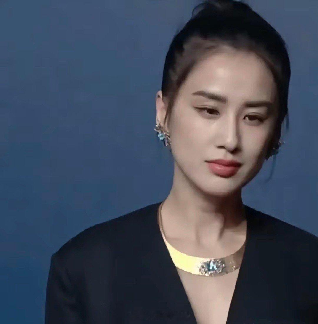 事实证明，真正抗老的是长脸， 而不是圆脸。看黄圣依这脸型和骨相，都没有法令纹 ​