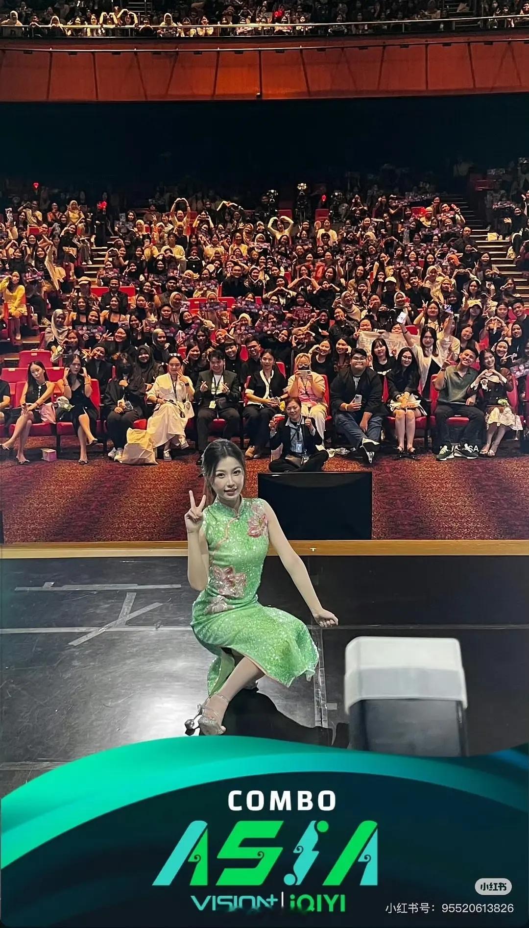 来看看虞书欣活动大合照状态怎么样 