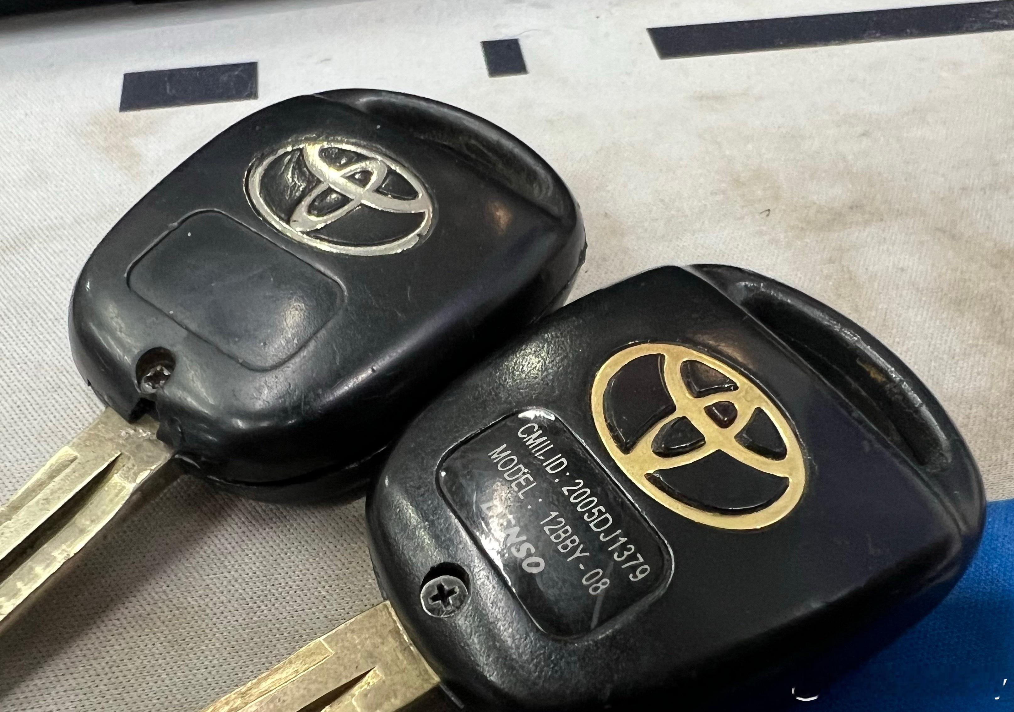 这钥匙壳，原厂跟副厂的工艺确实不一样，原厂logo细节好很多，而且跟塑料壳是几乎