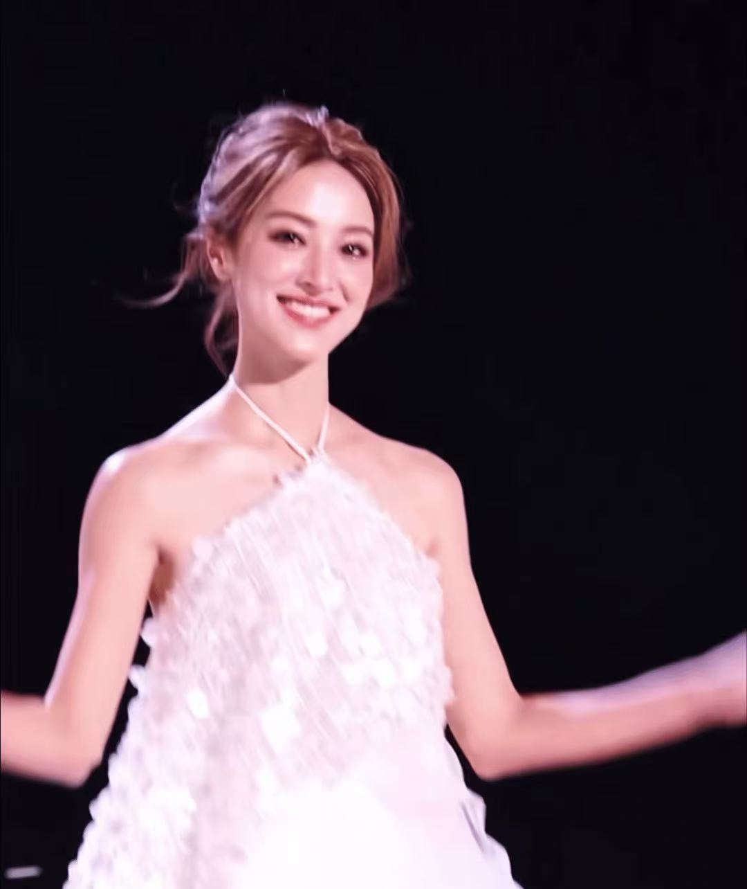 陈凯琳压轴出场也太美了乘风2026看浪姐初见面，陈凯琳一出来我眼睛都亮了！优雅又