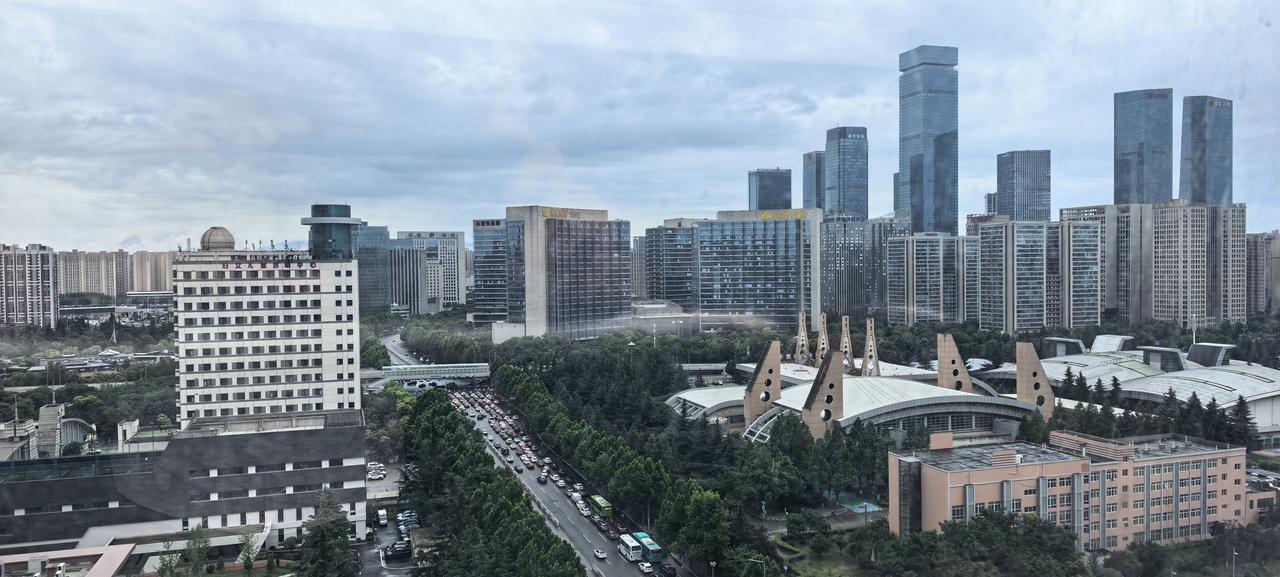 俯瞰西安高新区，唯有唐延路和锦业路，三十多年始终繁华依旧。