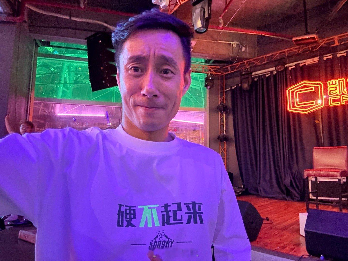 没想到这个餐厅有荧光灯[允悲][允悲][允悲][允悲][允悲] ​​​