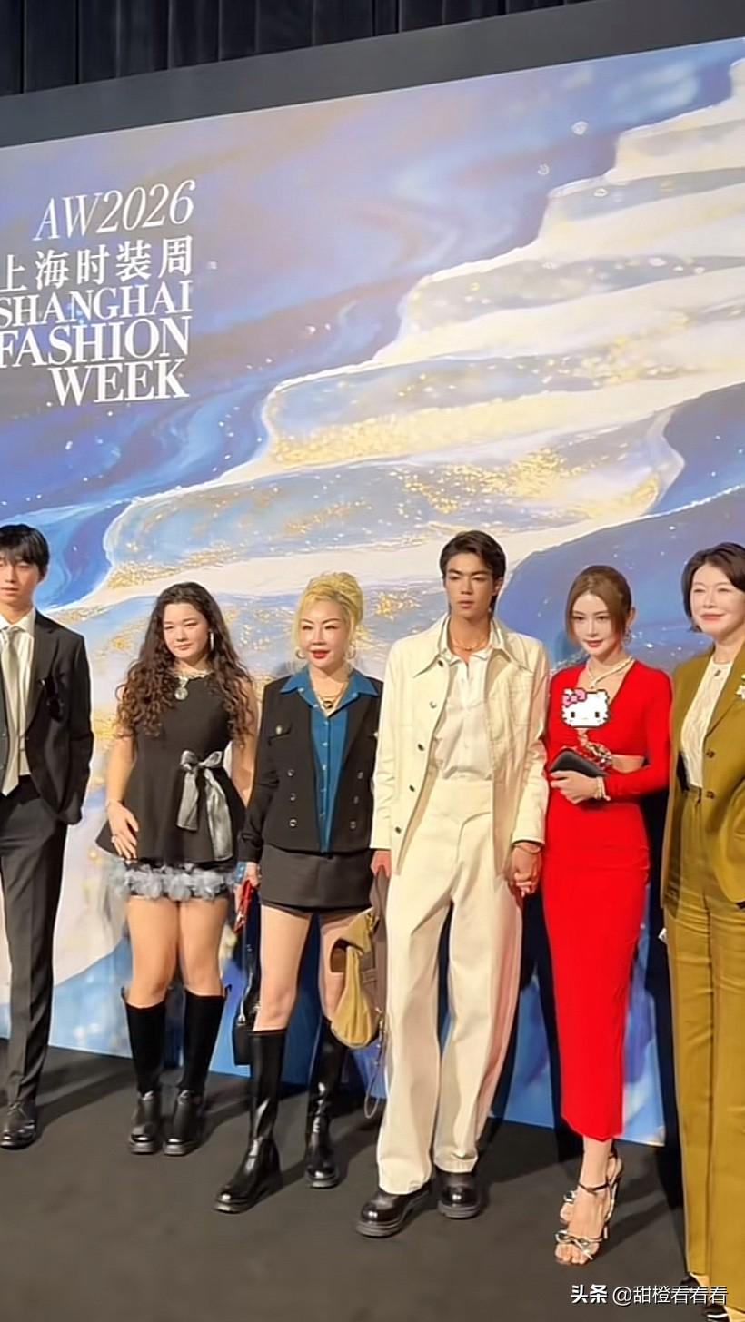 盈公主带纳迪尔去看秀！
盈公主和纳迪尔盛装打扮去参加服装秀，纳迪尔也跟着去参加了