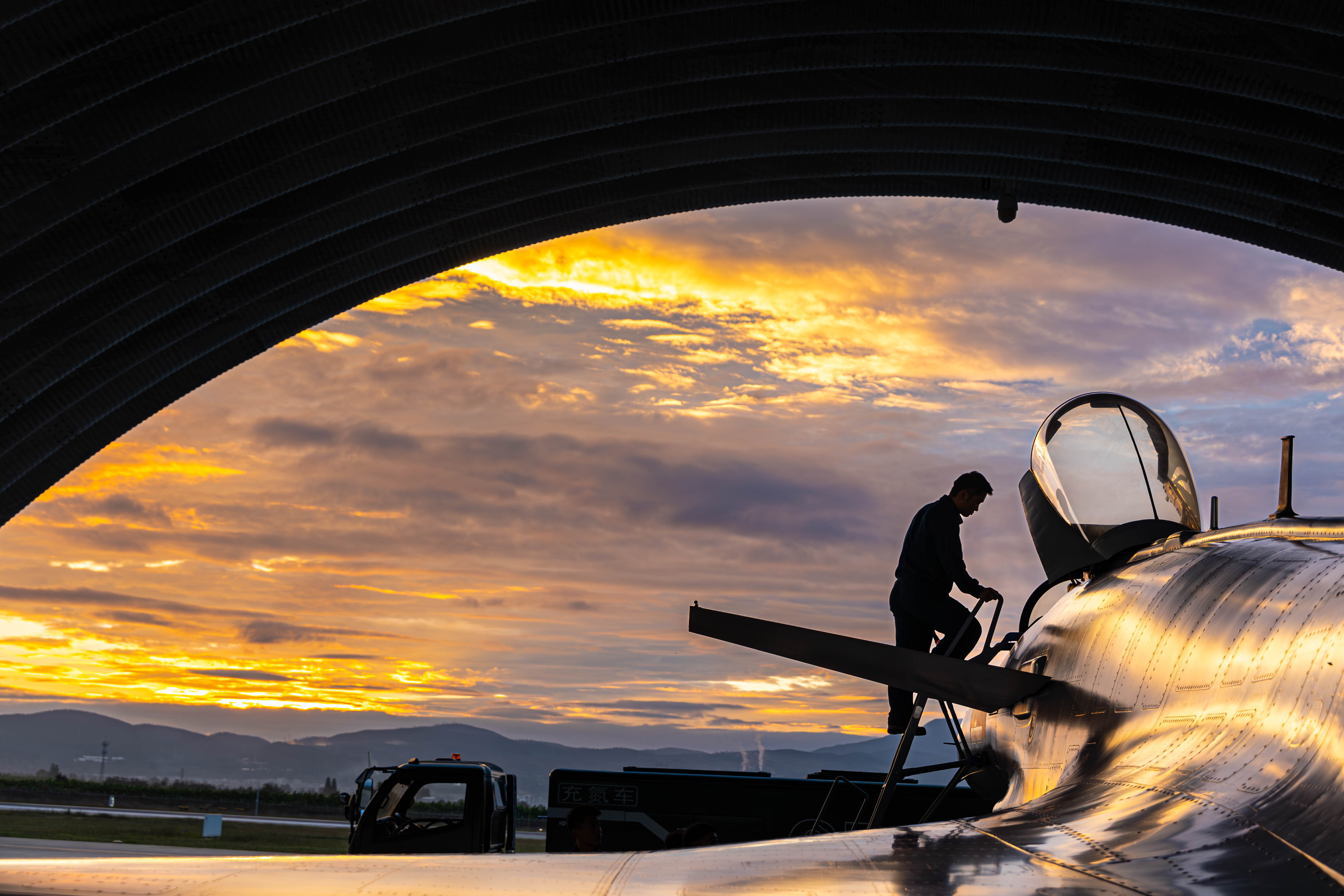 【绝美！空军战机身披七彩霞光】近日，南部战区空军某部组织跨昼夜飞行训练。该部设置