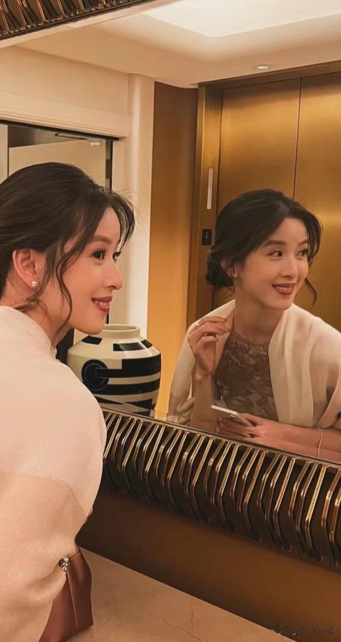 在公众眼中，章泽天的标签似乎始终绕不过“奶茶妹妹”这几个字。如果你只停留在这个评