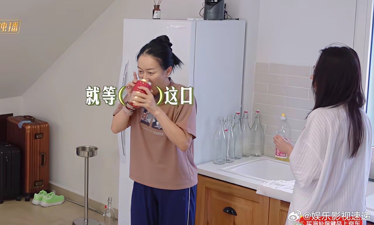 那英确诊肠胃炎后想要喝咖啡，李沁想要婉拒，但那英的一句话堵住了李沁的嘴：“我现在