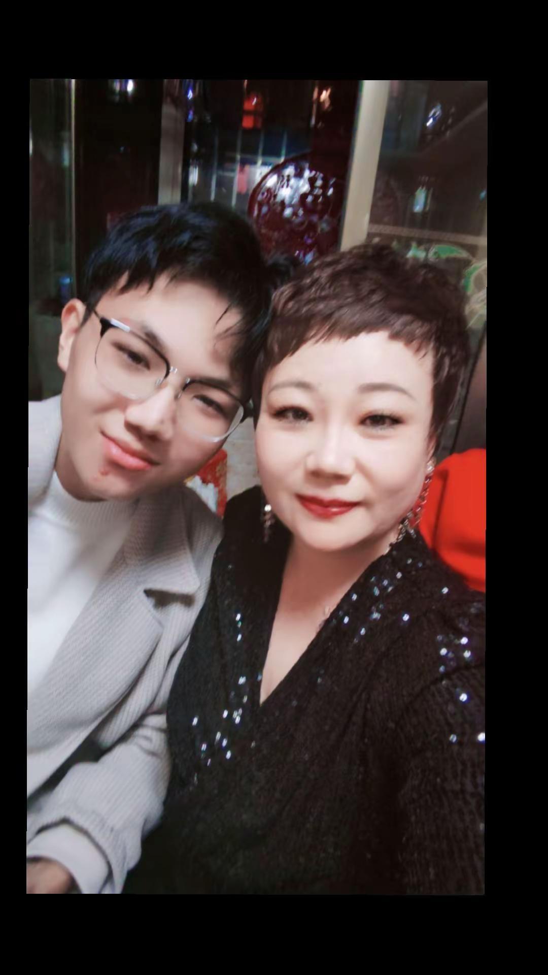 吾家有侄渐长成，眉眼清朗，行事坦荡，未来可期，愿你们往后岁岁无忧，前程似锦🌹?