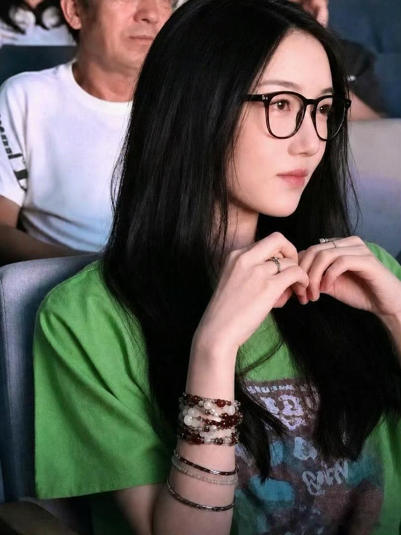 我敢说，
李亚鹏这辈子最大的骄傲，
应该不是创办了嫣然天使，而是有一个漂亮又善良