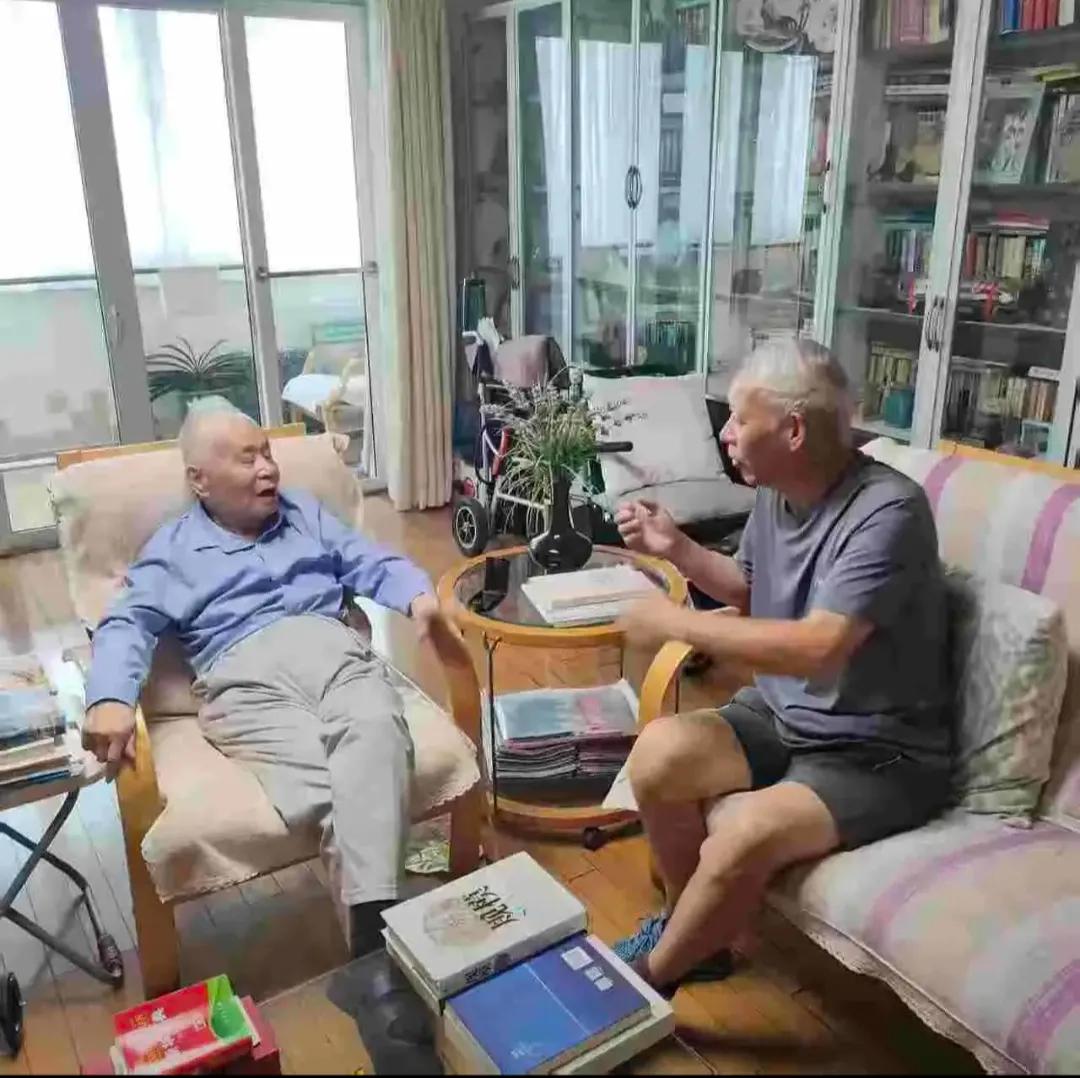 挚友临门，何祚庥老院士心中甚喜。7月21日，张博士看望老友何祚庥。一月未见，两位