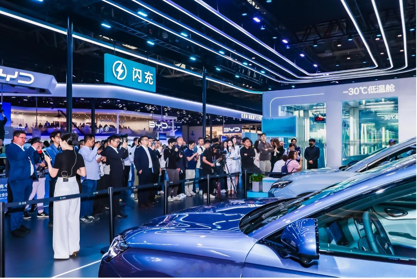 2026北京车展 比亚迪包场北京车展E3馆。几组数字值得关注：一季度出口近32万