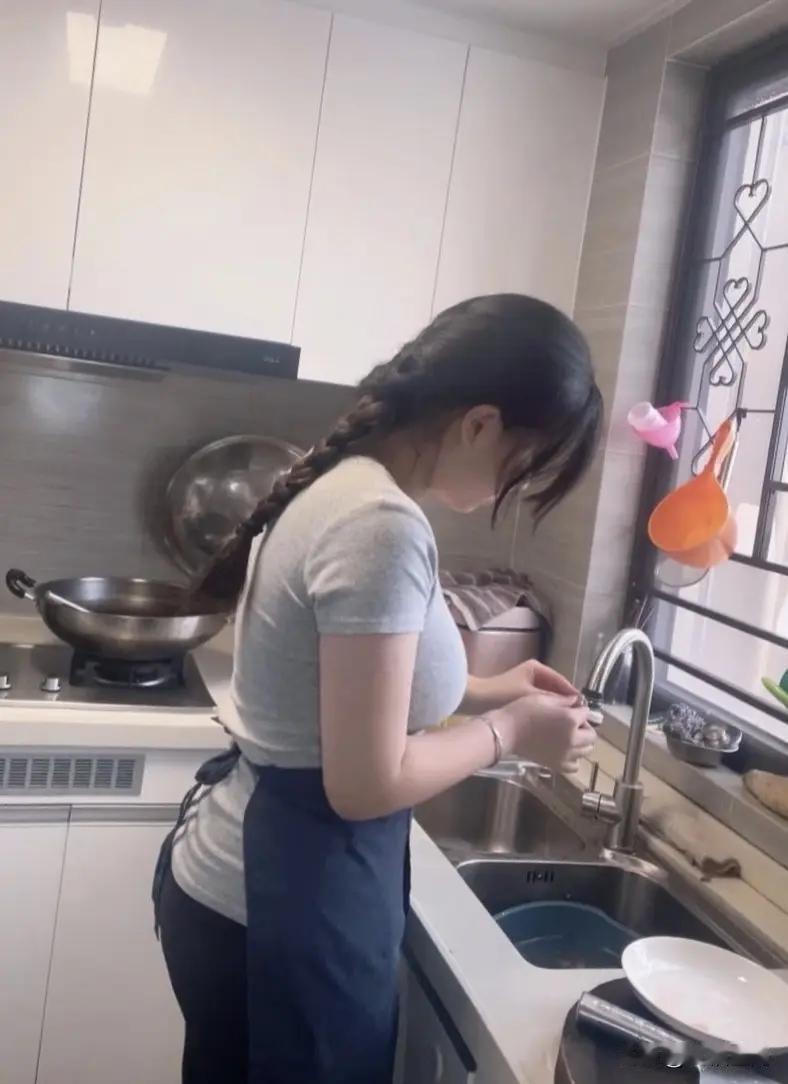 女人
下班后不想回家
因为
上班劳累了一天
回到家里要面对
做不完的家务
孩子做