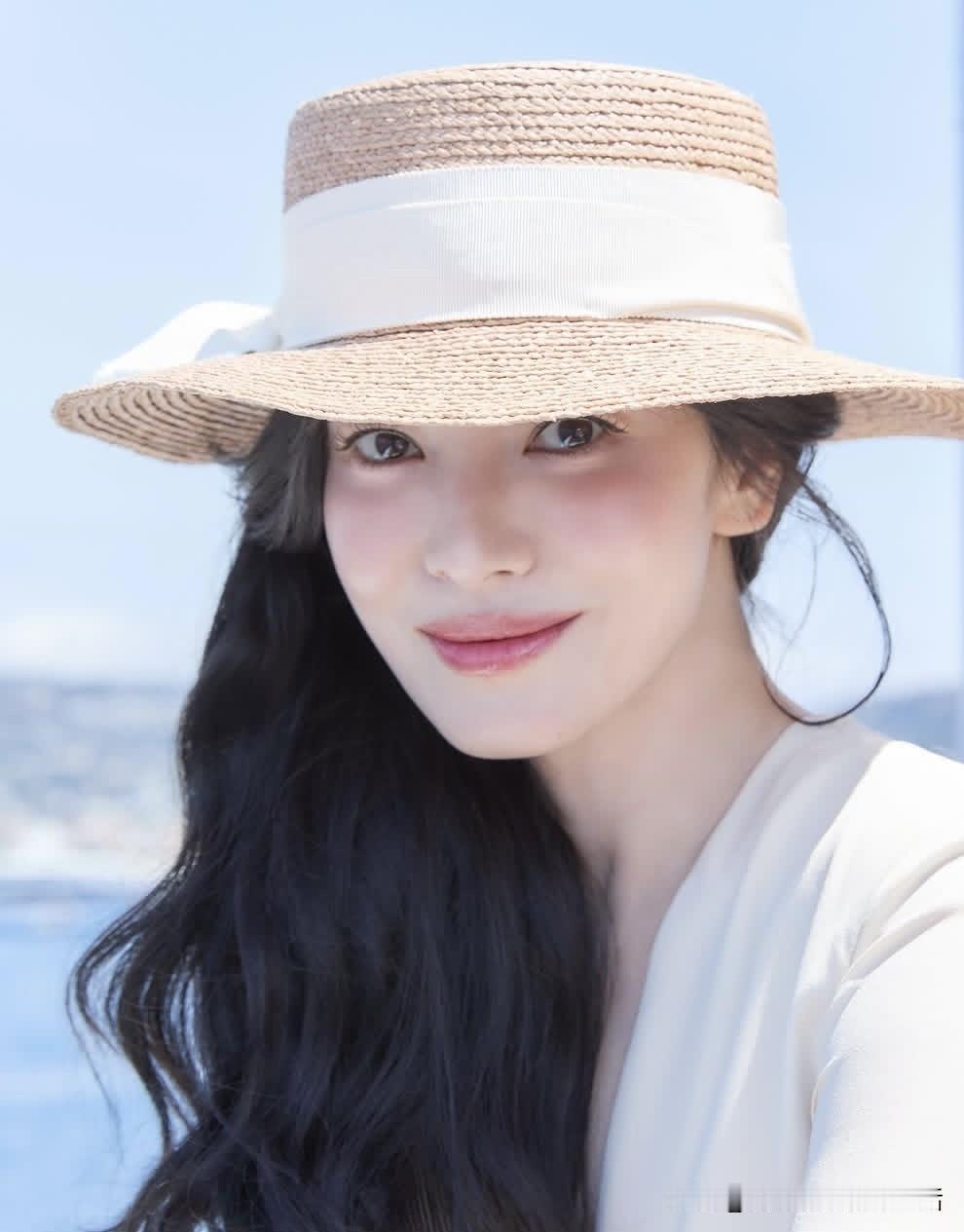 哎呀，一下子想不起来这个女生叫啥名字了，好像是东南亚的女明星还是哪里的？有认识的