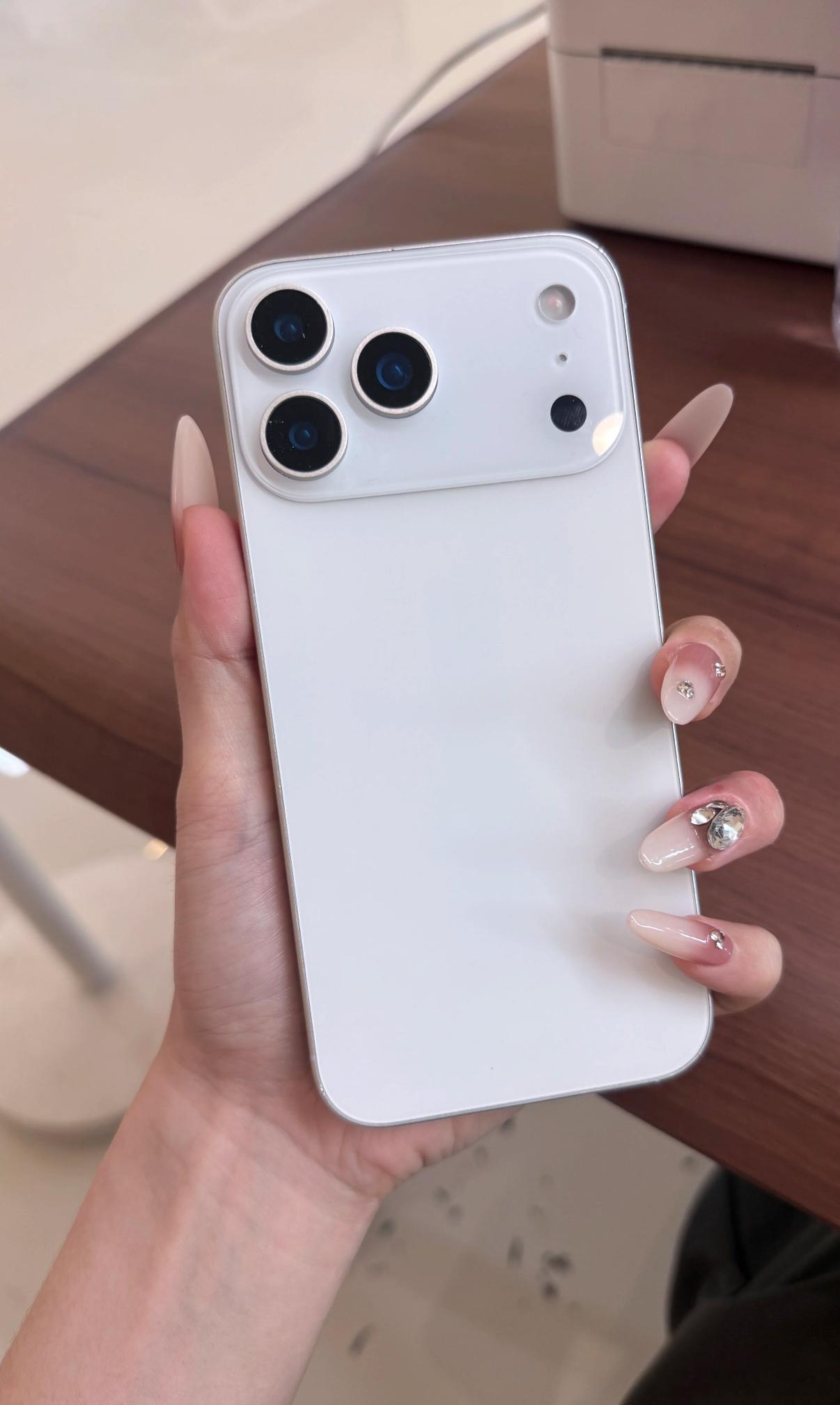 起猛了！这iPhone 17这么好看[吃惊]iphoneiPhone[超话] ​