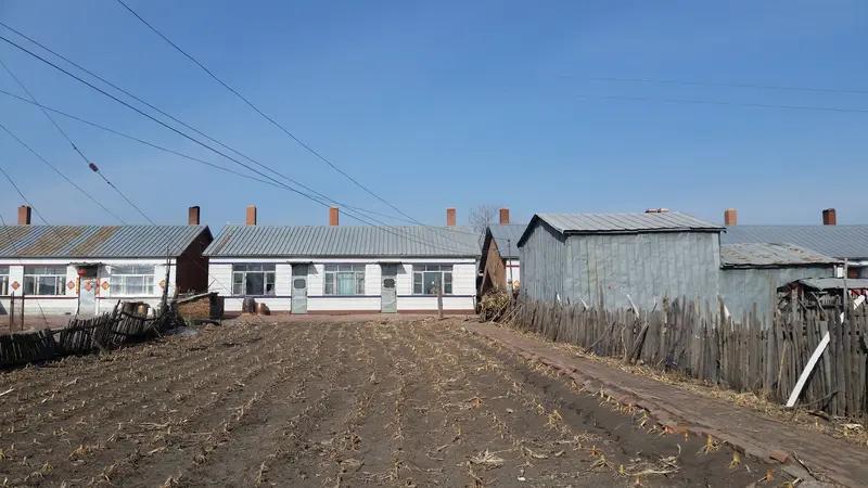 东北很多偏远地区农村，人都很少了，再看看自己曾经生活的地方，虽然很亲切，是那么熟