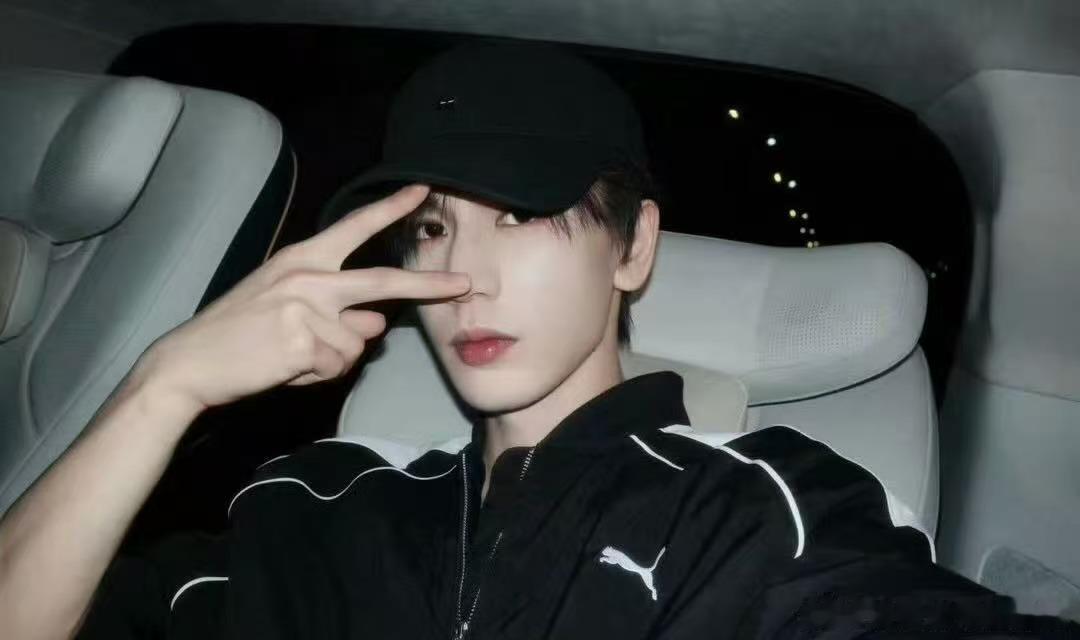 慕容清峄复仇 在爱恨里不断拉扯，一边复仇一边坚守善良，角色的矛盾感被精准拿捏，阴