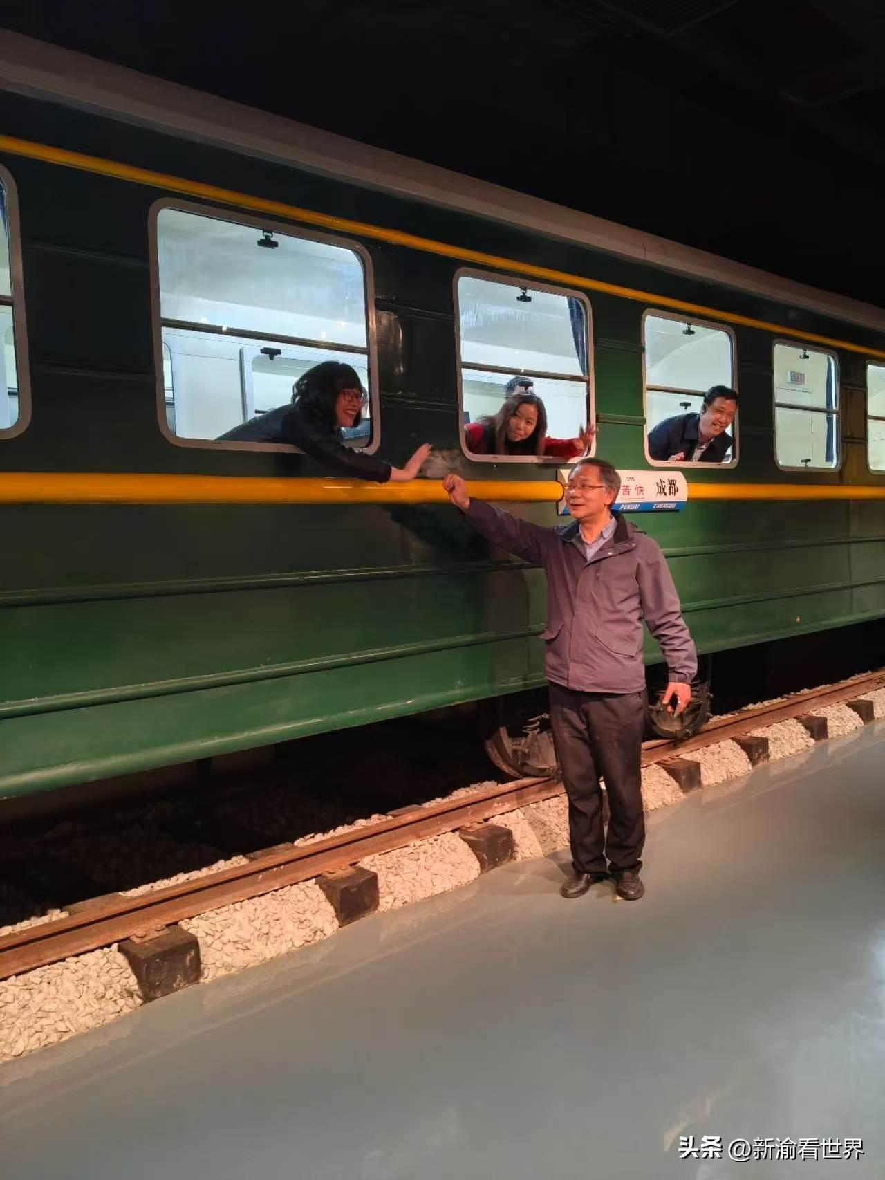 五十岁以下的人，可能没坐过这样原始的绿皮火车吧？所以重温一下绿皮火车的感觉，挺好