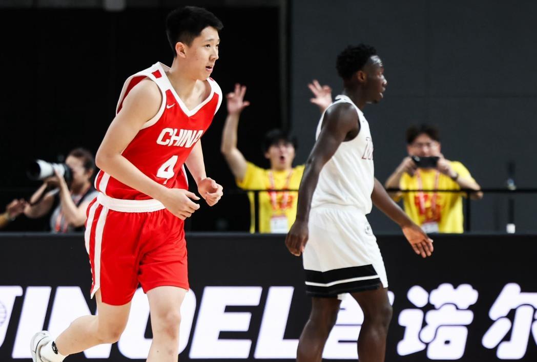“国青库里”名不虚传！张宇辰末节三分5中4独砍14分
中国U18男篮以70-64