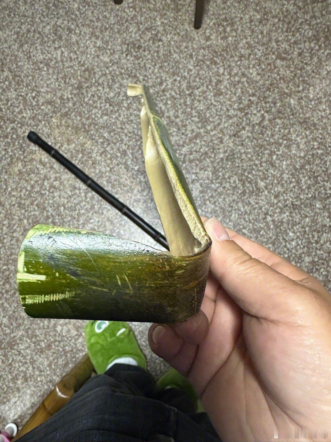 同单元的邻居老太太在回老家农村时，帮我做了一根精致的毛竹扁担，每一个细节都处理得