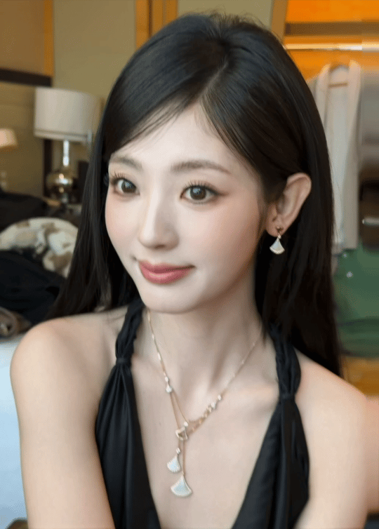 邢菲只需稍微出手 邢菲两套新造型惊艳全场！黑色长裙显摩登，深V+垂坠面料尽显好气