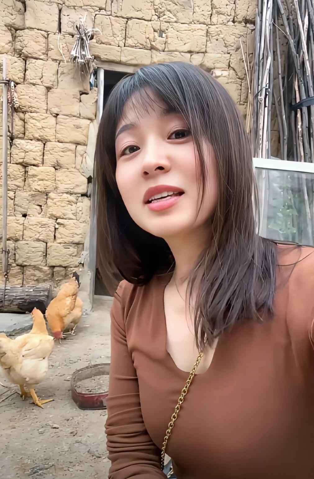 很多人说，农村姑娘最难得。
没有精致奢华的装扮，扎根在乡土之间，吃苦耐劳，家里家