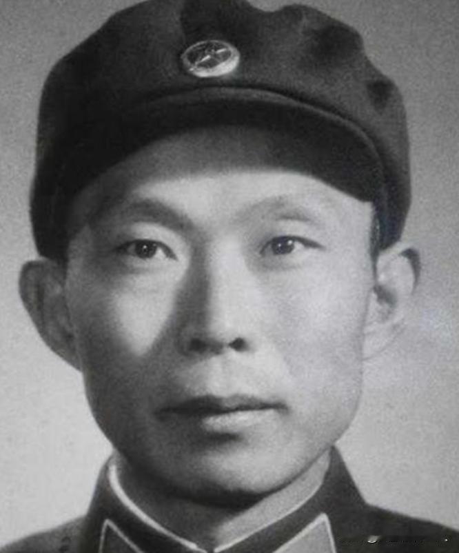 1976年10月的北京 ，胡炜最后一次以军委办公厅主任的身份走进会议室时，并没有