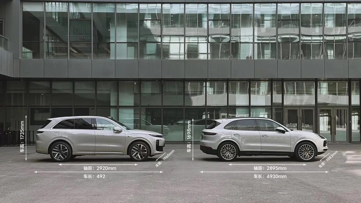 #SUV[超话]# 理想L6对比保时捷卡宴，尺寸几乎一致～ ​​​