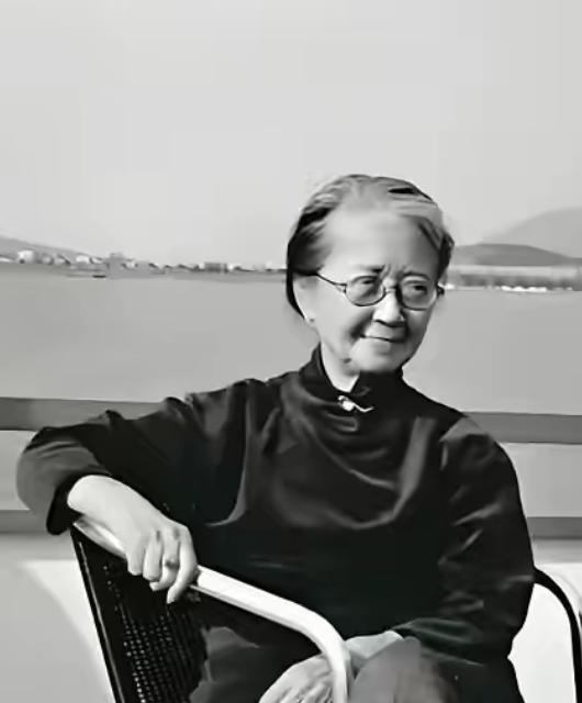 合肥四姐妹里最小的妹妹张充和，一生不爱体检、爱喝隔夜茶，80多岁确诊癌症后拒绝过