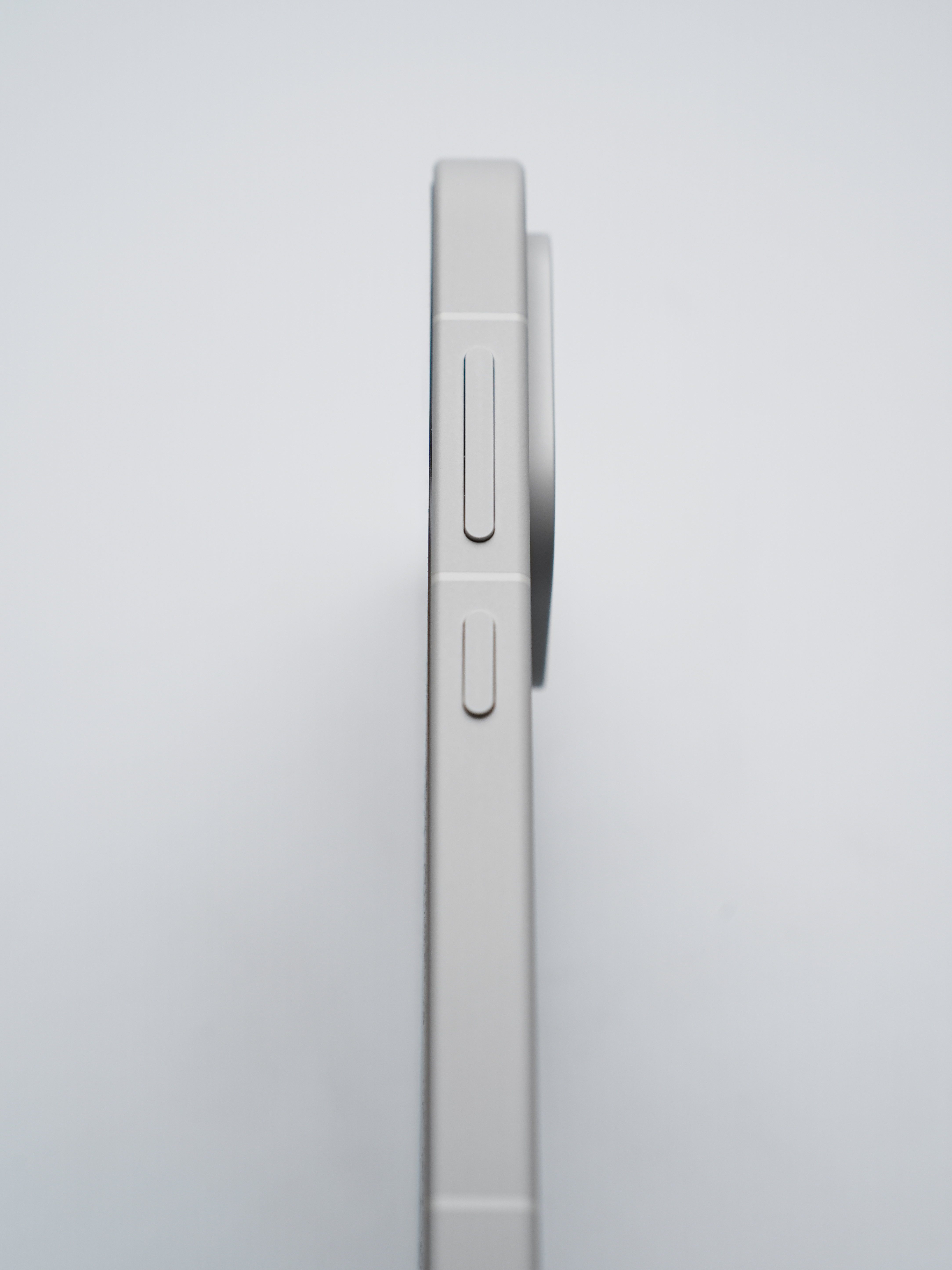 一加15T白色版本的质感绝了，真的不骗人，图片完全展示不出来，背板的磨砂质感和中