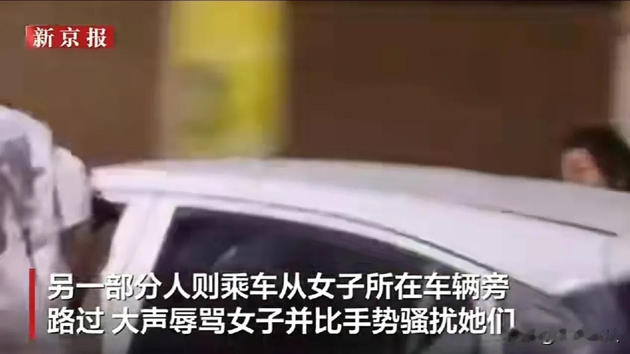 #印度2名女子遭10名男子性骚扰# 看来在印度，只要女人上街被男人看到了，这些男