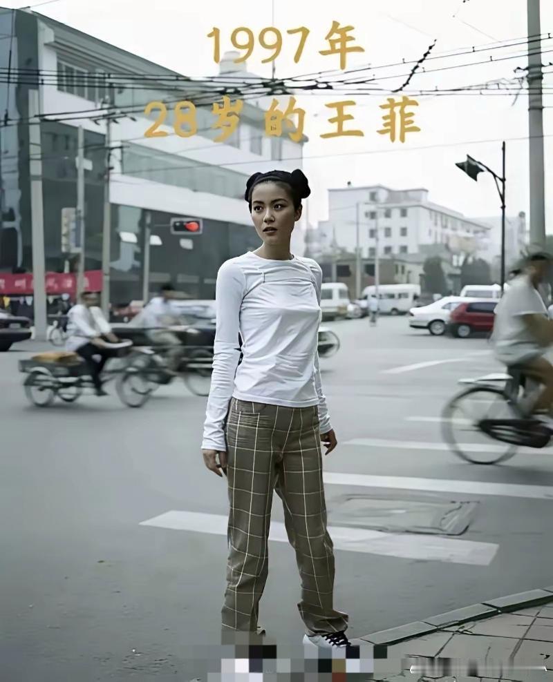 年轻的王菲，确实不是普通人。 