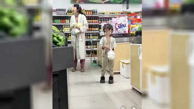 #抑郁母亲拒绝救助#母子衣衫不整游荡当事女子回应母子衣衫不#热点聚焦##微博视频精选大赏#