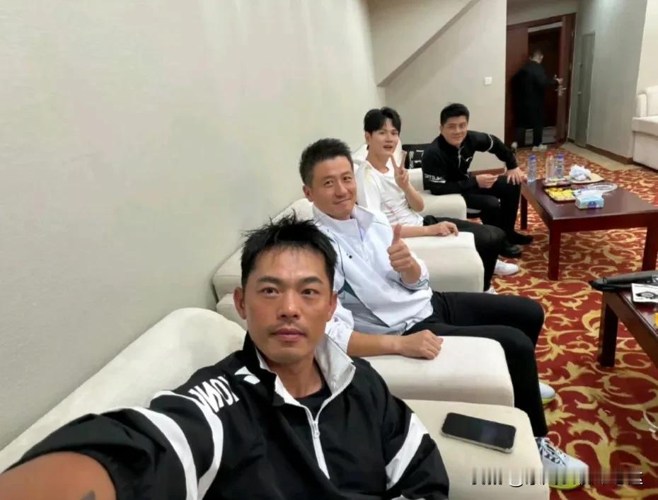 林丹，引发热议!

10月2日晚，林丹在社交平台发文，晒出一张四人合影，问道：“