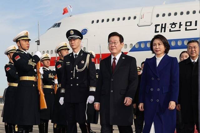 韩国总统李在明昨天离开中国，是真的“亲华”、还是中美两边跳？回去如何落实访华成果