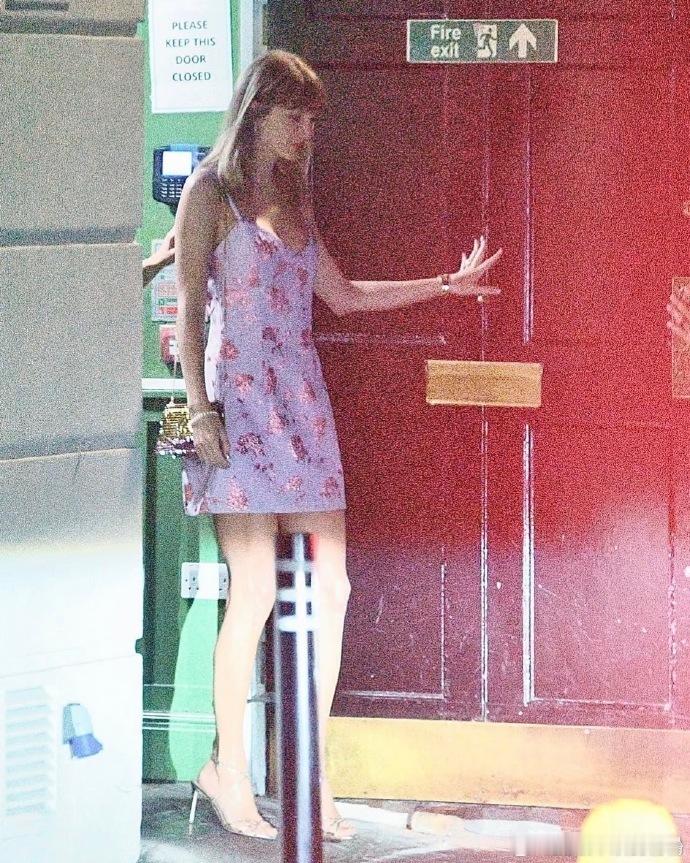 霉霉婚后现身英国状态霉霉婚后现身英国，短发造型清爽又灵动，淡紫碎花吊带短裙温柔浪