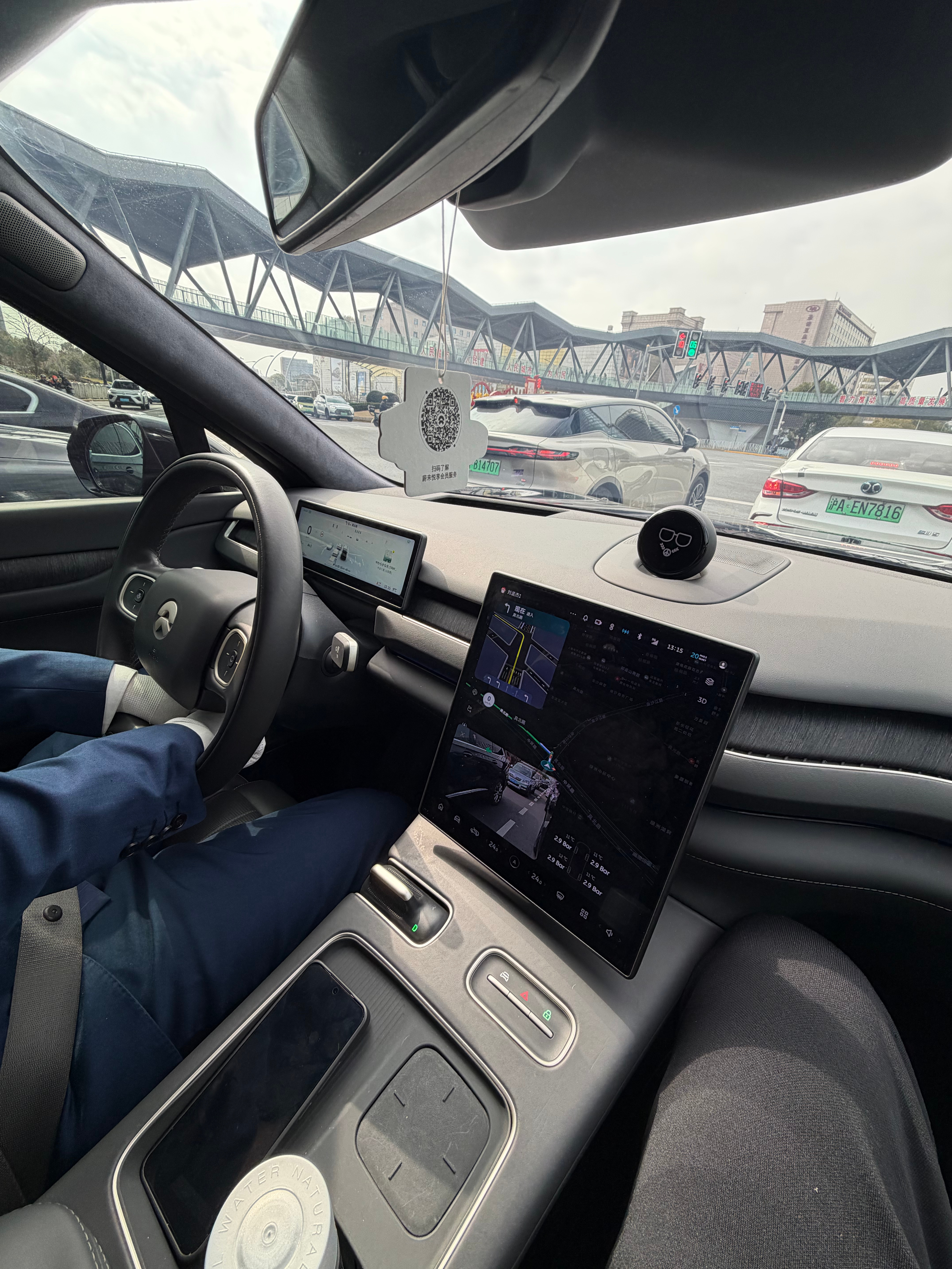 ET9的缺点是，只能坐3个人，行李箱只能放2个所以只能ES8接机了 