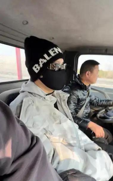 黄晓明去机场途中车爆胎，乘坐大货车到达机场

现实版《人在囧途》照进生活！黄晓明