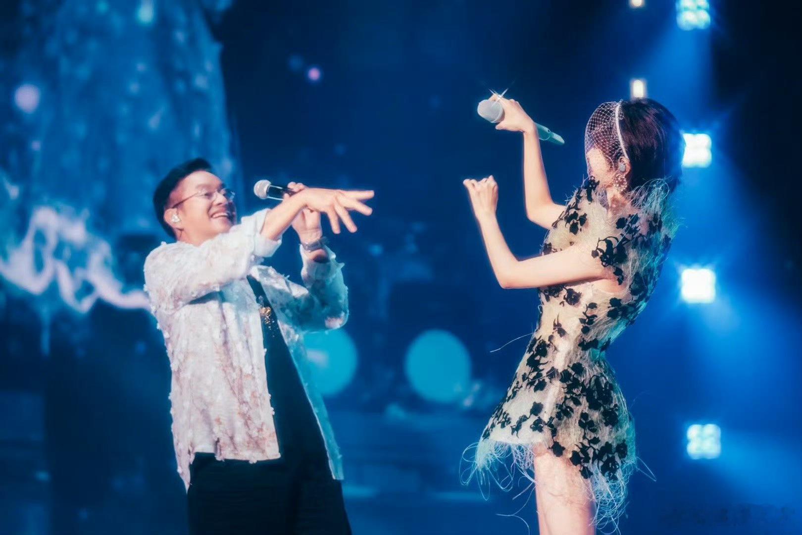 郁可唯贴脸吃瓜谭咏麟 郁可唯深圳演唱会高能名场面：拉着谭咏麟直接开问“年轻秘诀”