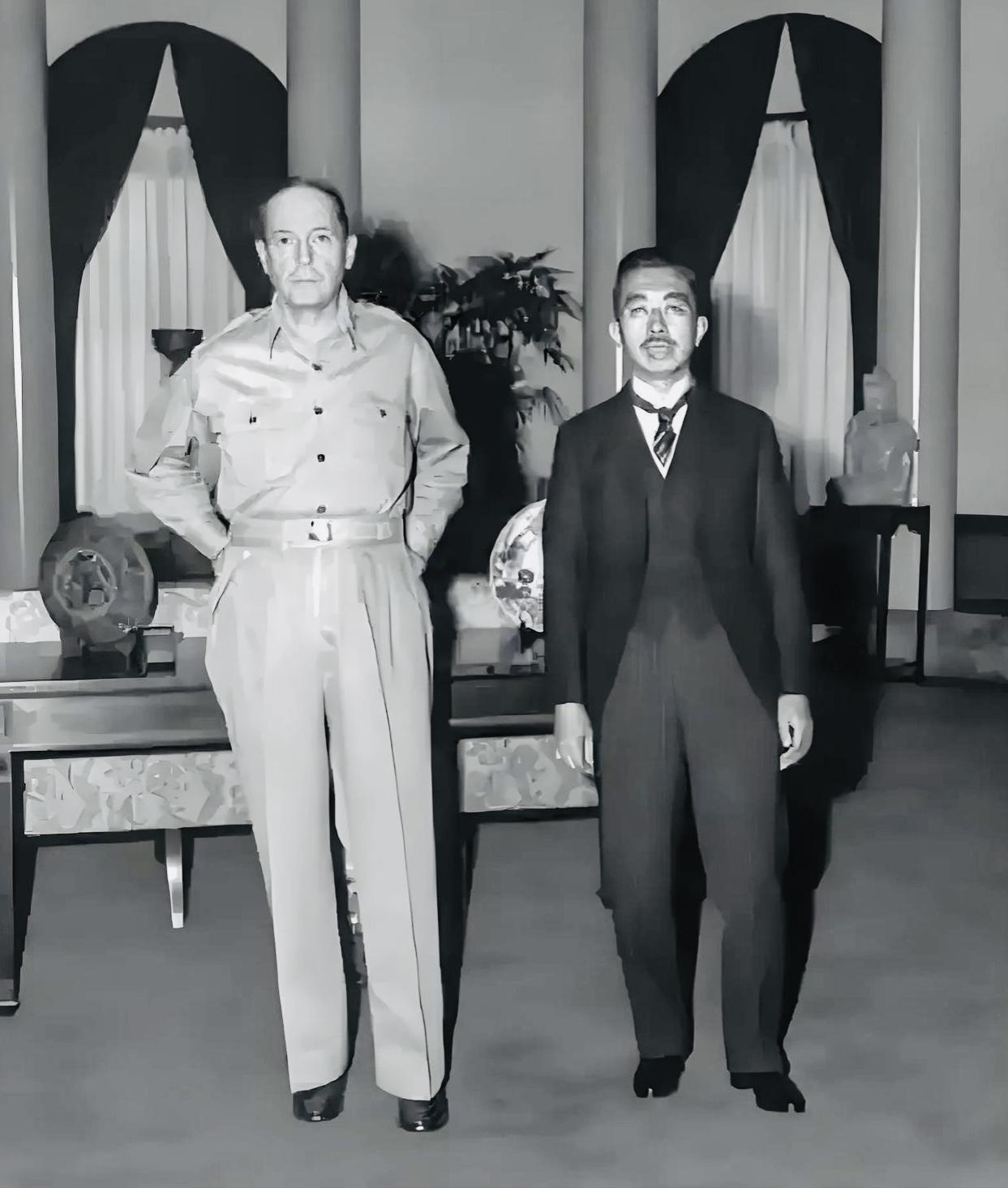 麦克阿瑟与日本裕仁天皇的合影
1945年，日本宣布战败后，麦克阿瑟与日本裕仁天皇