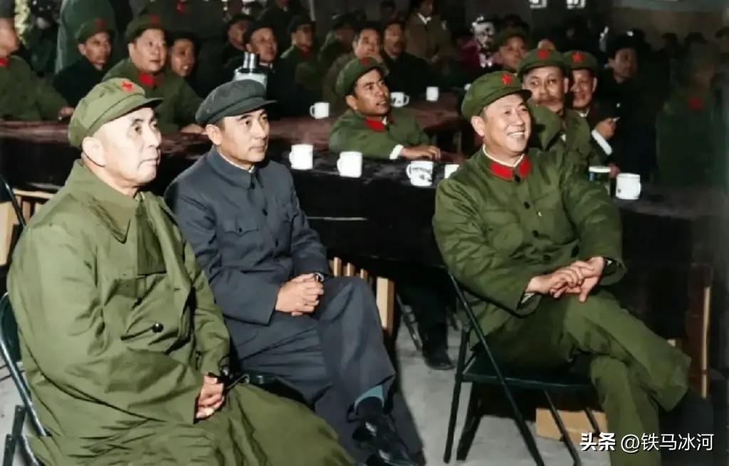 🍁70年代乌鲁木齐会议现场。左一是时任自治区党委第一书记赛福鼎·艾则孜，中间为